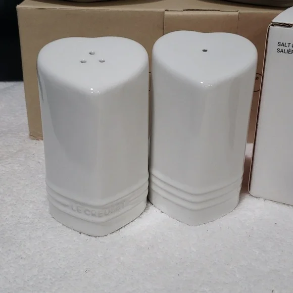 Set of 2 White Heart Mugs & Saucers  Plus Matching Salt & Pepper Le Creuset NEW - Picture 5 of 8
